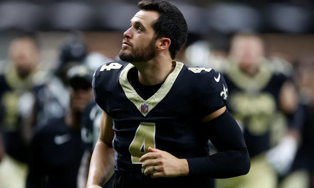 Saints QB Derek Carr injures right shoulder in loss to Packers